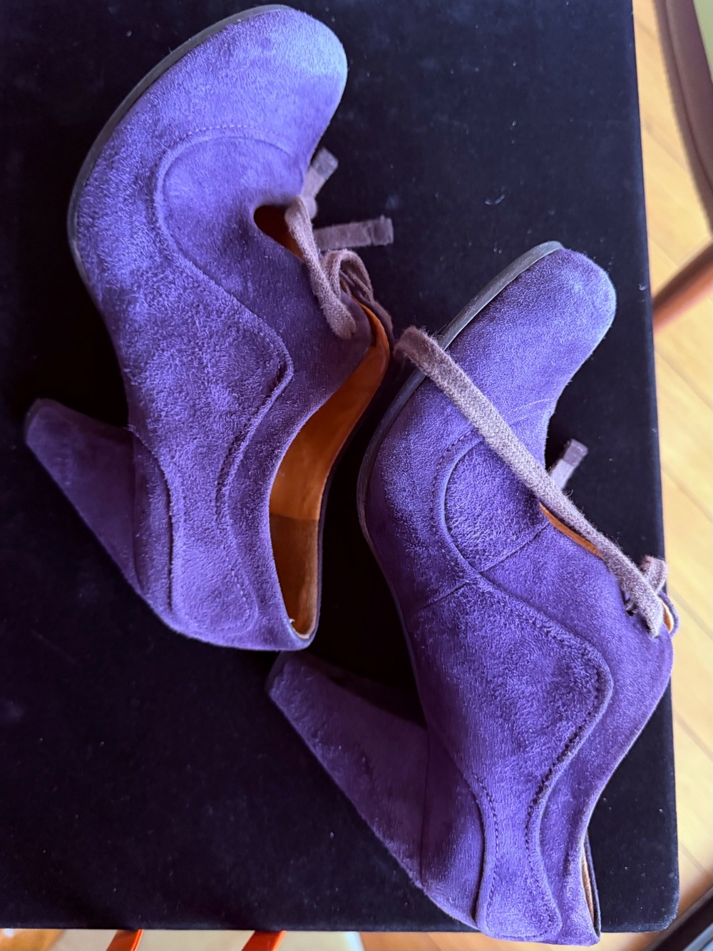Retro. Fabulous and chic Purple Suede Lace-Up Shoes